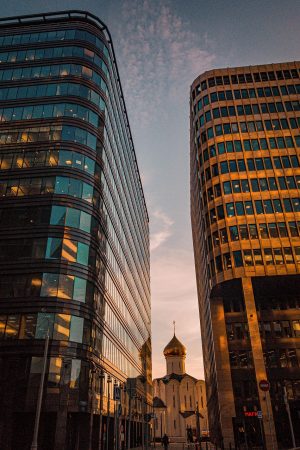 谍战剧推荐封面示意，暗色调海报风格，主角站在城市夜景前，谍战悬疑氛围